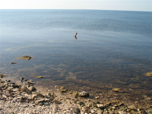 Думала искупаюсь втихаря, пока все спят, но ...